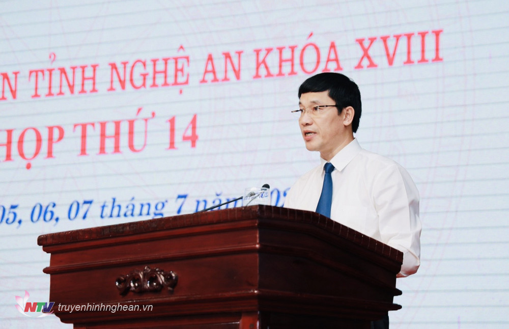 Ông Bùi Duy Sơn, Thư ký kỳ họp trình bày dự thảo Nghị quyết.