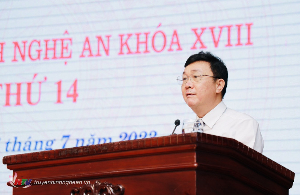 Ông Hồ Sỹ Hùng, Thư ký kỳ họp trình bày dự thảo Nghị quyết.