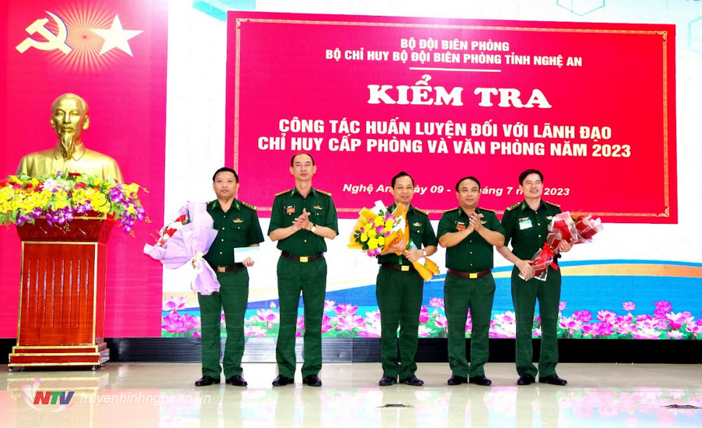  Đại tá Nguyễn Công Lực, Chỉ huy trưởng và Đại tá Lê Như Cương, Chính uỷ BĐBP Nghệ An tặng hoa cho các cán bộ đạt giải.