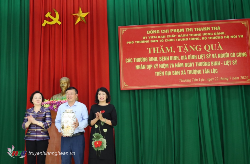 Bộ trưởng Bộ Nội vụ Phạm Thị Thanh Trà tặng quà lưu niệm cho huyện Nam Đàn.