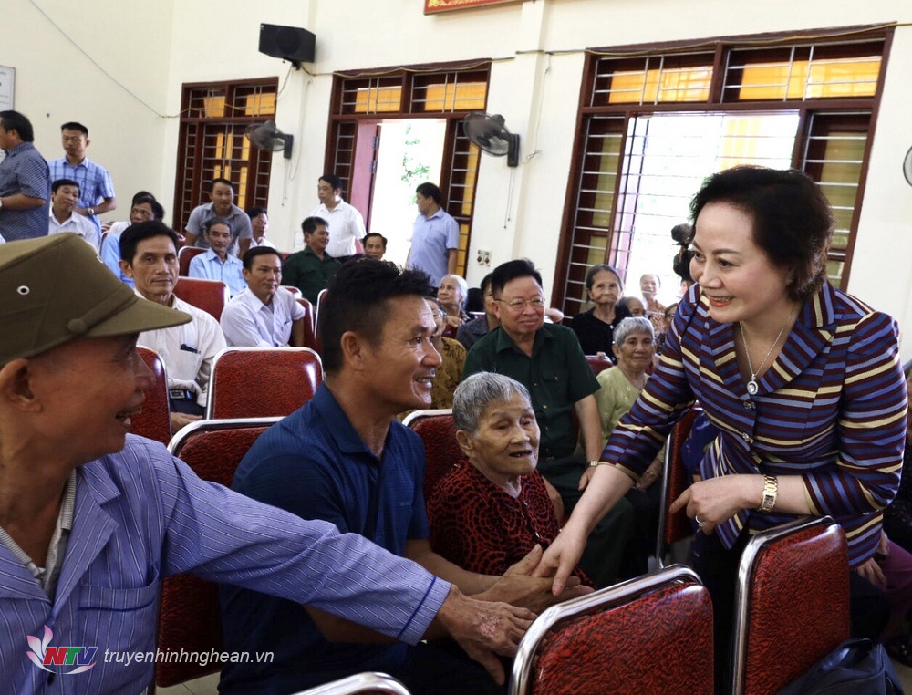 Bộ trưởng Bộ Nội vụ Phạm Thị Thanh Trà thăm hỏi các đối tượng người có công tại buổi lễ.j