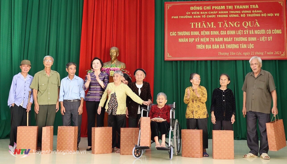 Bộ trưởng Bộ Nội vụ Phạm Thị Thanh Trà trao tặng quà đến Mẹ VNAH và thương binh.j