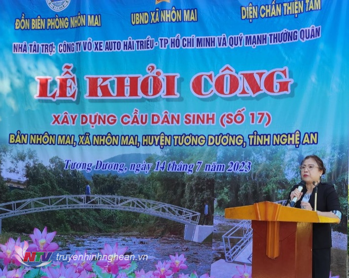 Bà Bùi thị ánh Tuyết Đại diện công ty vỏ xe Auto Hải Triều TPHCM phát biểu tại buổi lễ khởi công xây dựng cầu dân sinh bản Nhôn Mai
