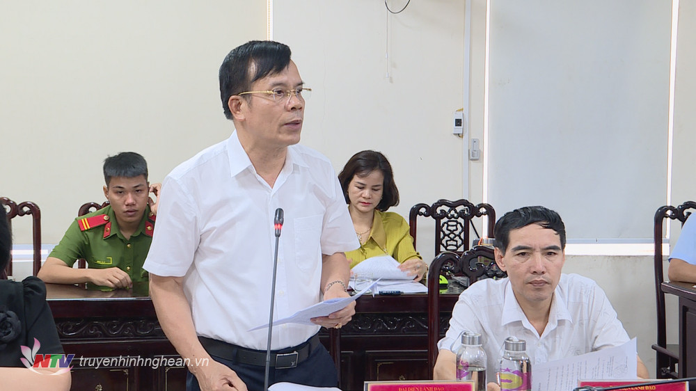 Chủ tịch UBND TP Vinh Trần Ngọc Tú giải trình kiến nghị của công dân.