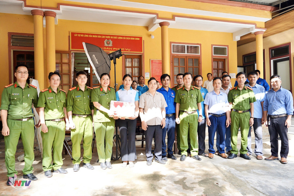 Chủ tịch UBND huyện Phan Văn Giáp tặng quà cho lực lượng làm nhiệm vụ tại xã vùng sâu Tiên Kỳ.j