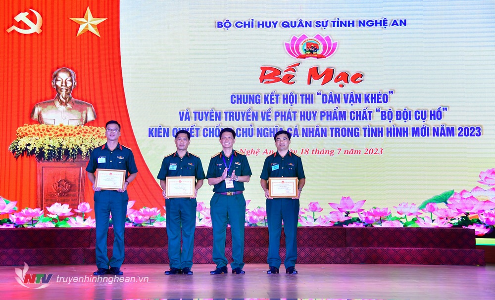 -Đại tá Lê Anh Tuấn, Chủ nhiệm Chính trị, Phó Trưởng Ban Tổ chức Hội thi tặng Giấy khen cho các phần thi xuất sắc Nhất.