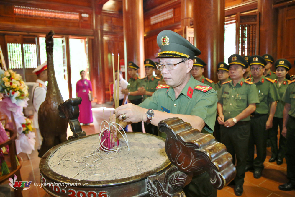 Đại tá Lê Văn Thái, Phó Giám đốc Công an tỉnh dâng hương lên anh linh Chủ tịch Hồ Chí Minh