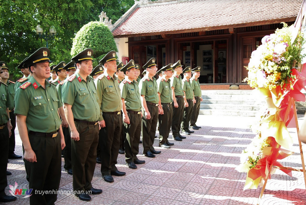 Đoàn đại biểu Công an tỉnh dâng hoa, dâng hương tại Nhà tưởng niệm đồng chí Trần Quốc Hoàn.