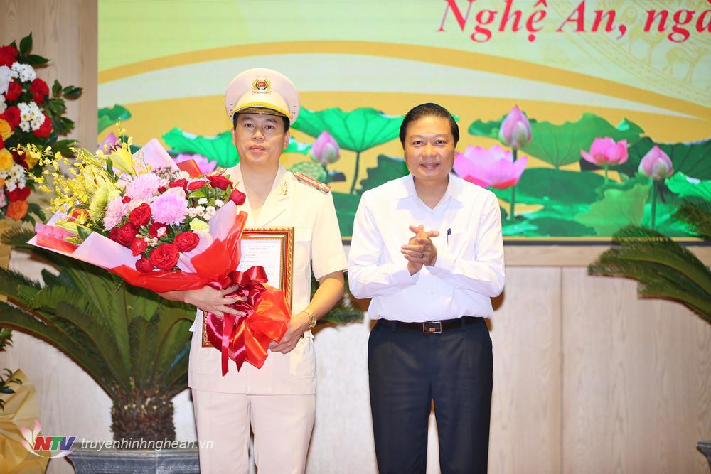 Đồng chí Lê Hồng Vinh, Ủy viên BTV Tỉnh ủy, Phó Chủ tịch Thường trực UBND tỉnh tặng hoa chúc mừng Tân Phó Giám đốc Công an tỉnh Nghệ An