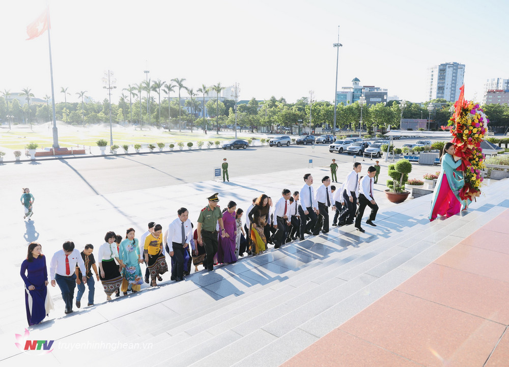 Lãnh đạo tỉnh và đại biểu HĐND tỉnh dâng hoa Chủ tịch Hồ Chí Minh tại Quảng trường mang tên Người.