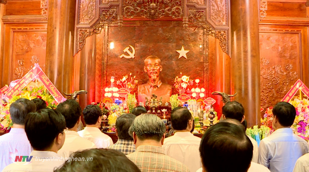 Toàn cảnh dâng hoa, dâng hương Chủ tịch Hồ Chí Minh tại Khu di tích Quốc gia đặc biệt Kim Liên, huyện Nam Đàn.