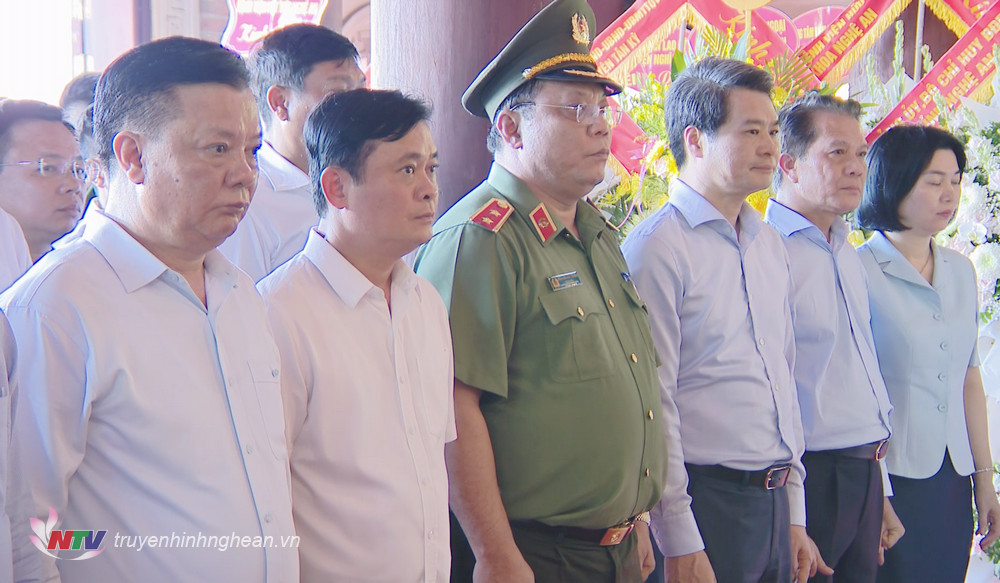Đoàn đại biểu Thủ đô Hà Nội thành kính tưởng niệm 1.240 anh hùng liệt sĩ tại Nhà tưởng niệm Khu Di tích lịch sử Quốc gia Truông Bồn. 