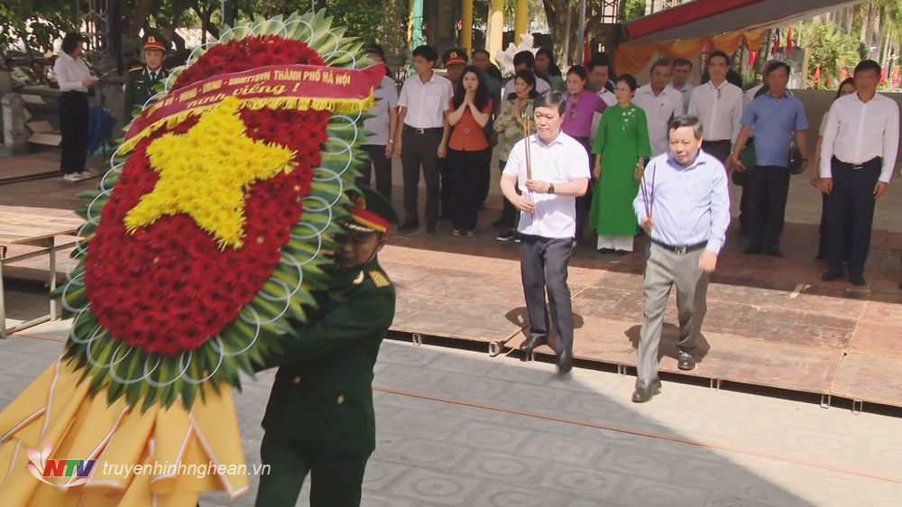 Đoàn đại biểu Thủ đô Hà Nội dâng hoa, dâng hương các anh hùng liệt sĩ tại Nghĩa trang quốc tế Việt - Lào.