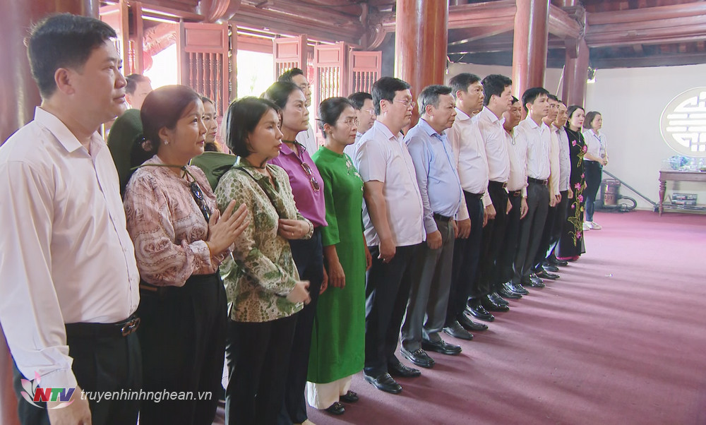 Đoàn đại biểu Thủ đô Hà Nội về dâng hoa, dâng hương Chủ tịch Hồ Chí Minh tại Khu Di tích Quốc gia đặc biệt Kim Liên, huyện Nam Đàn.
