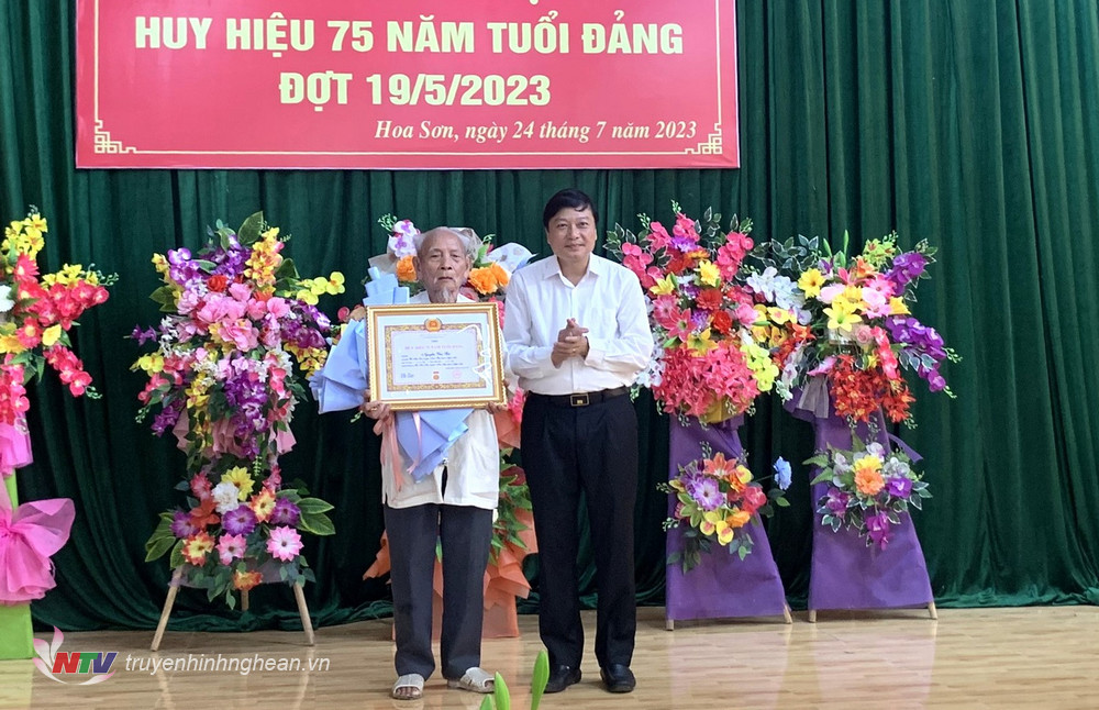 Phó Chủ tịch Thường trực UBND tỉnh Lê Hồng Vinh trao tặng huy hiệu 75 năm tuổi Đảng tại Anh Sơn