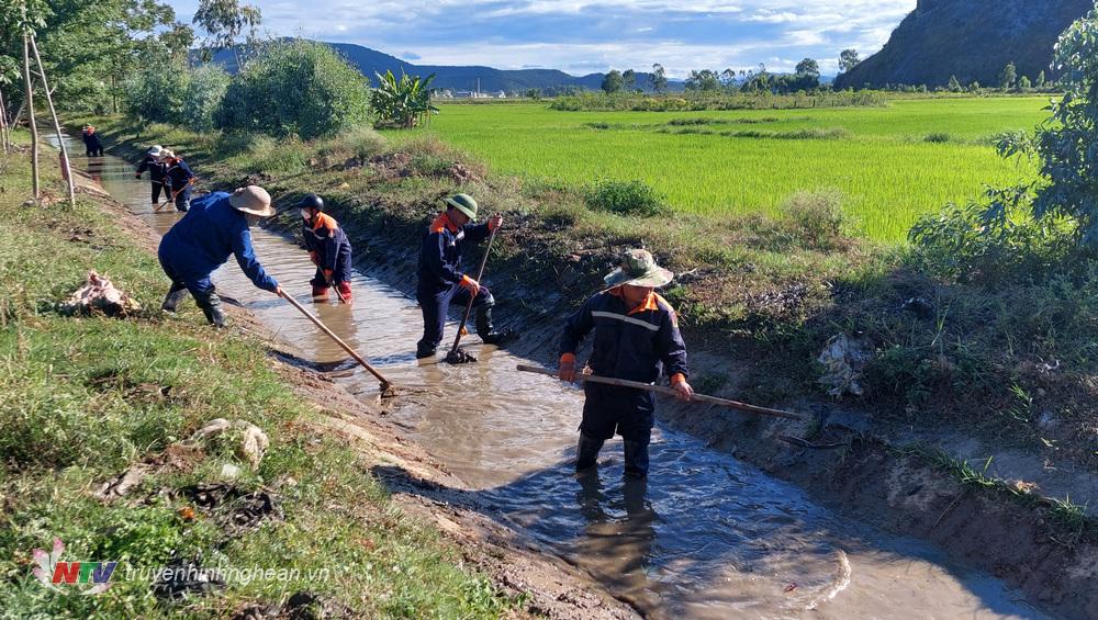 Nhân viên Xí nghiệp Thủy lợi Diễn Châu nạo vét tuyến kênh N2 phục vụ cho hơn 1000 ha lúa