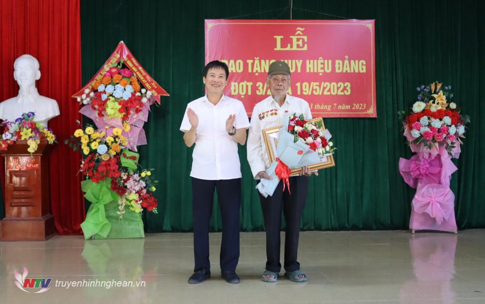 Lãnh đạo huyện trao tặng hiệu hiệu 75 năm tuổi Đảng cho đảng viên Trần Đình Thành