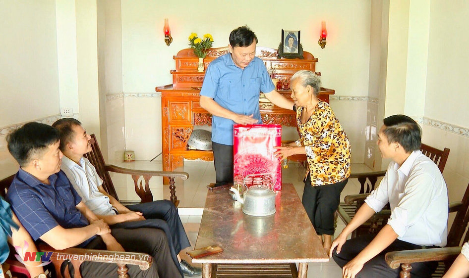  tặng quà cho bà Bành Thị Tích ở xóm Yên Phong xã Nghĩa Hoàn là vợ liệt sỹ Đàm Xuân Trình
