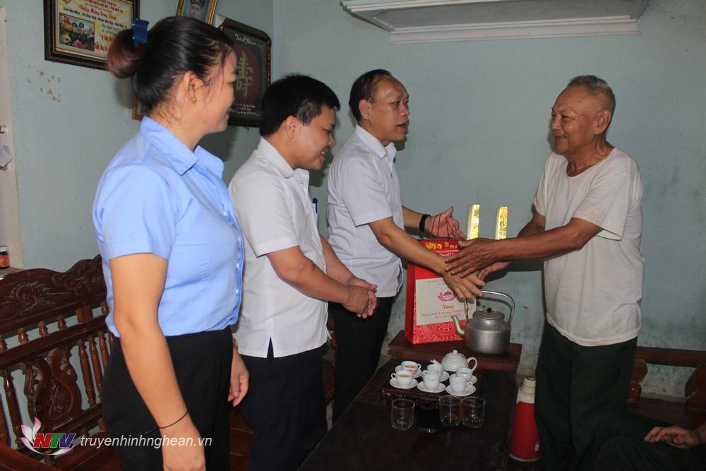 thăm, tặng quà CCB Nguyễn Văn Thi là thương binh và đối tượng nhiễm chất độc hoá học ở xã Châu Đình