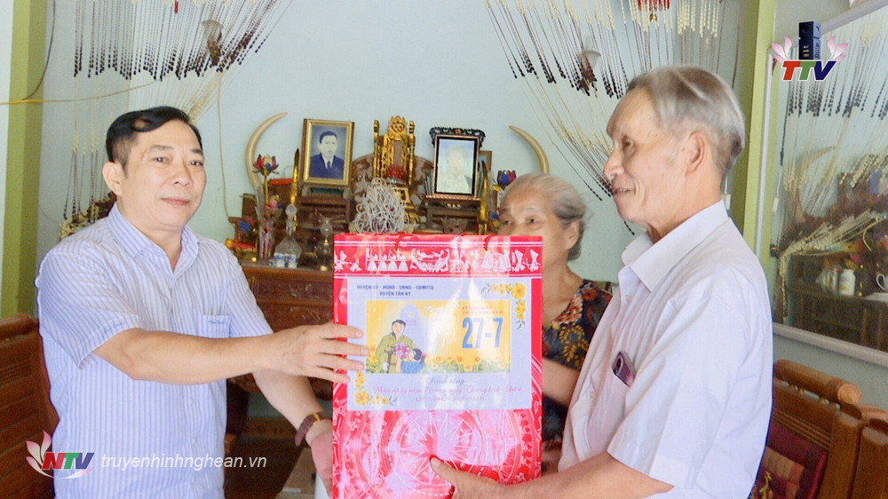  tặng quà cho gia đình bà Nguyễn Thị Lý ở xóm Tân Trung xã Hương Sơn.j