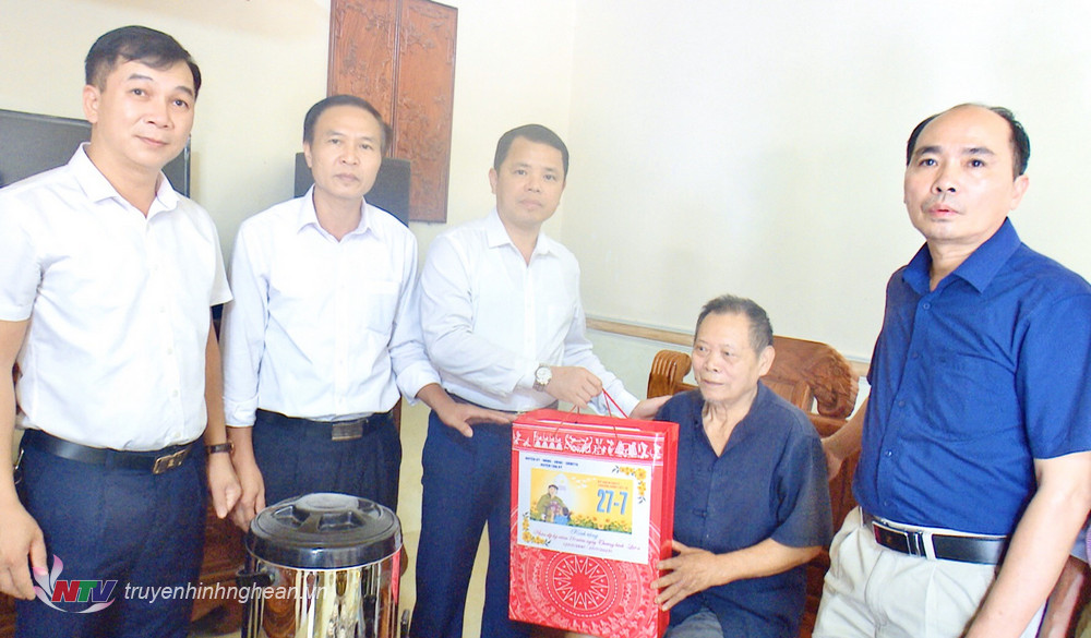 trao quà cho ông Tăng Bá Linh ở xóm Văn Giang xã Nghĩa Thái.