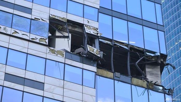 Một tòa nhà văn phòng ở Mátxcơva bị hư hại sau khi bị máy bay không người lái tấn công ngày 30/7. (Ảnh: AP)