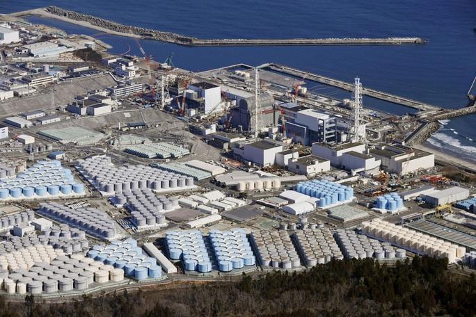 Các bể chứa nước nhiễm phóng xạ đã qua xử lý tại nhà máy điện hạt nhân Fukushima số 1 ở thị trấn Okuma, tỉnh Fukushima - Nhật Bản Ảnh: KYODO