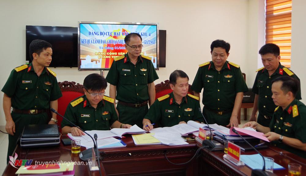 Đoàn công tác Ủy ban Kiểm tra Quân ủy Trung ương kiểm tra hệ thống sổ sách của  Đảng ủy Cục Hậu cần Quân khu 4.