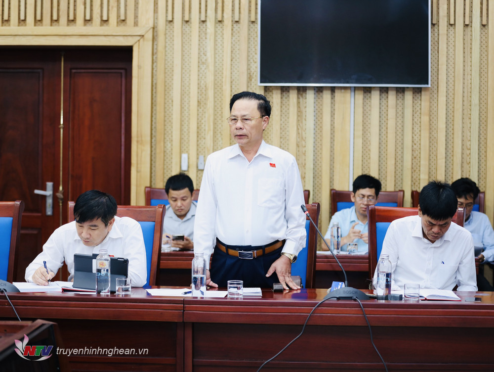 Đại biểu Nguyễn Công Văn (đơn vị Nghi Lộc) phát biểu tại phiên thảo luận tổ.
