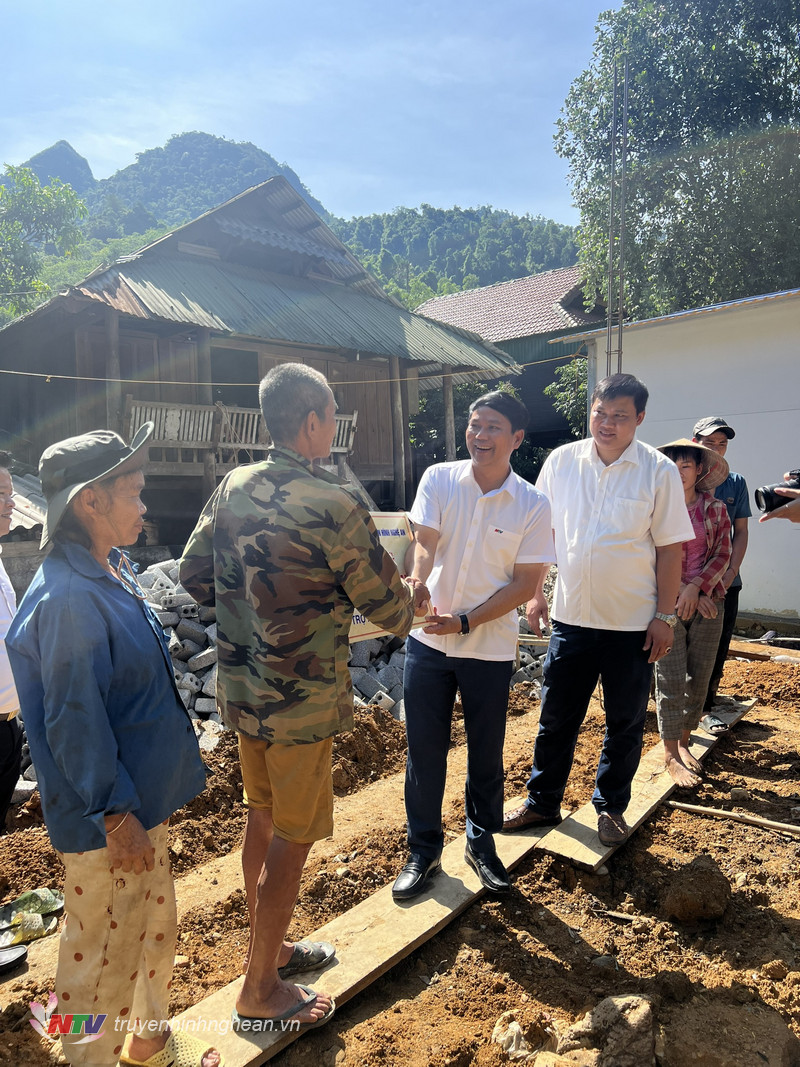 Đồng chí Phan Văn Thắng - Phó Giám đốc, Chủ tịch Công đoàn Đài PT-TH Nghệ An thăm hỏi gia đình.