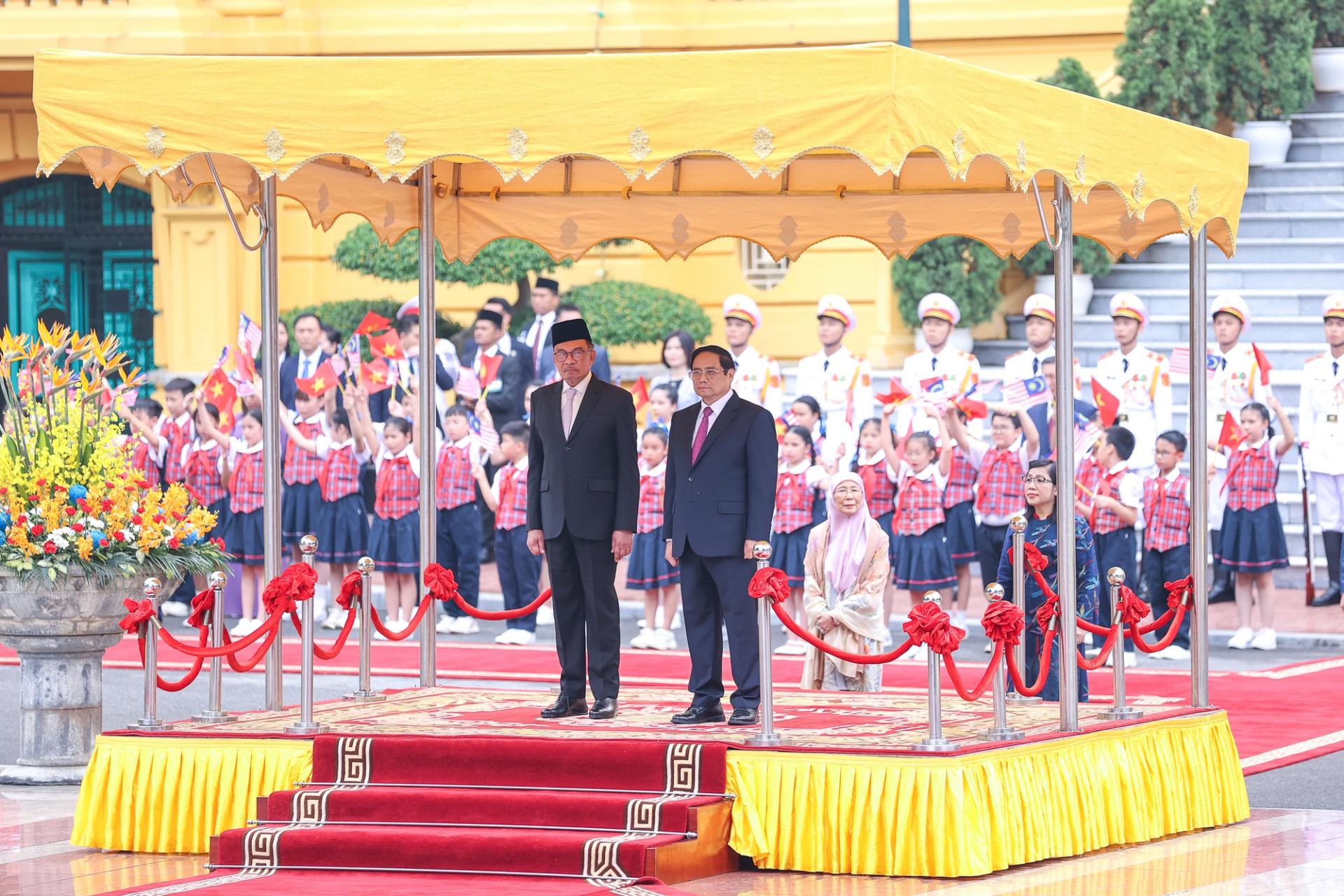 Lễ đón Thủ tướng Anwar Ibrahim được tổ chức trọng thể theo nghi thức dành cho người đứng đầu Chính phủ nước ngoài thăm chính thức Việt Nam