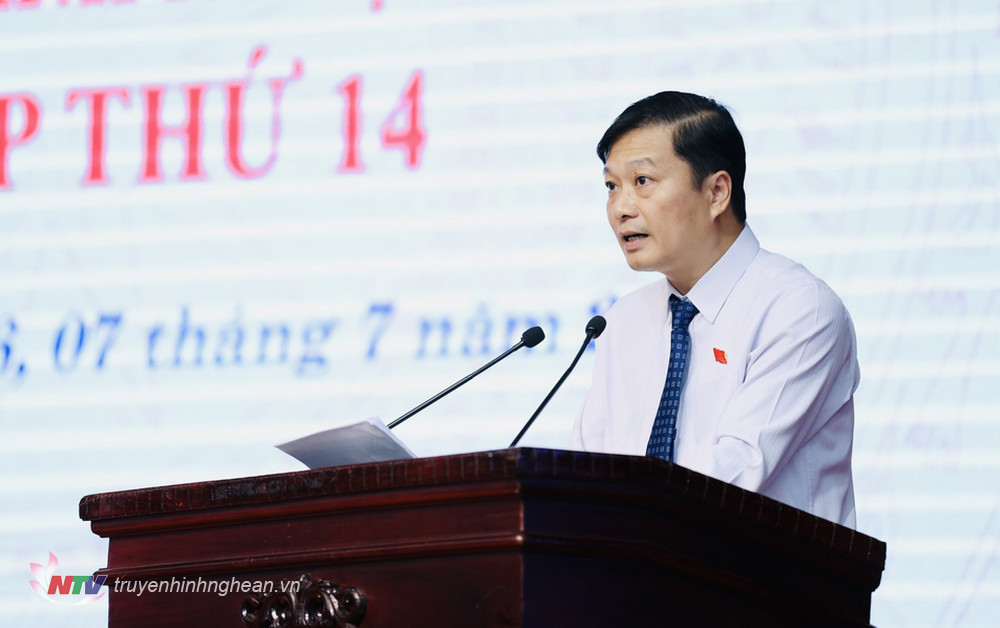 Đồng chí Lê Hồng Vinh, Ủy viên BTV Tỉnh ủy, Phó Chủ tịch thường trực UBND tỉnh báo cáo tóm tắt các tờ trình, dự thảo Nghị quyết do UBND tỉnh trình Kỳ họp.