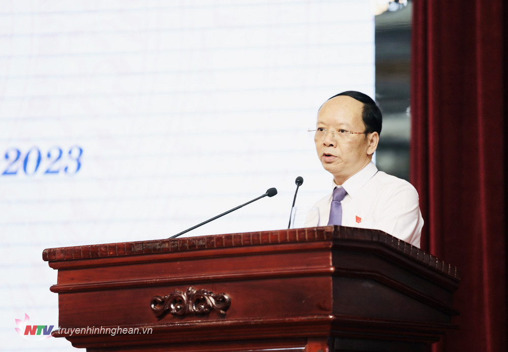 Đồng chí Bùi Thanh An - Uỷ viên BTV Tỉnh uỷ, Phó Chủ tịch UBND tỉnh báo cáo tóm tắt về tình hình kinh tế - xã hội 6 tháng đầu năm 2023, nhiệm vụ 6 tháng cuối năm 2023.