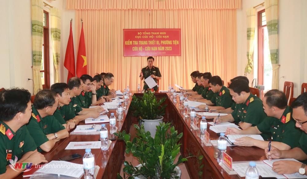 Thiếu tướng Phạm Văn Tỵ, Phó Cục trưởng Cục Cứu hộ - Cứu nạn, Bộ Tổng Tham mưu Quân đội nhân dân Việt Nam làm việc tại Lữ đoàn Công binh 414.