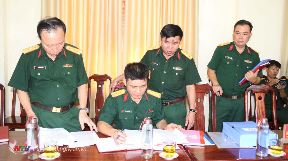 Đoàn công tác của Ban chỉ đạo thực hiện quy chế dân chủ cơ sở Quân khu kiểm tra thực hiện quy chế dân chủ cơ sở tại Ban chỉ huy Quân sự huyện Nam Đàn