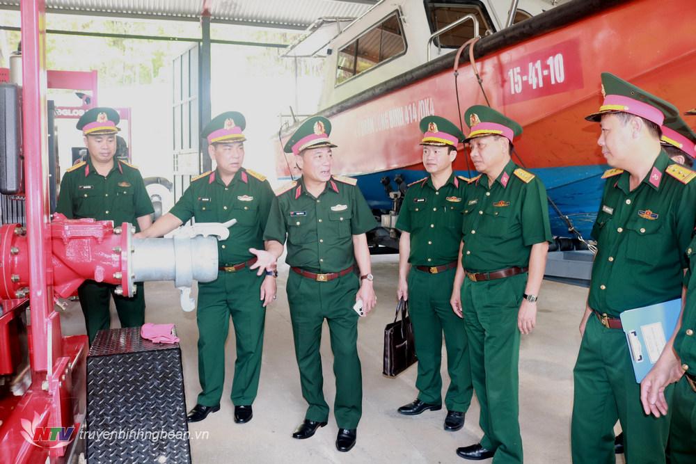 Thiếu tướng Phạm Văn Tỵ, Phó Cục trưởng Cục Cứu hộ - Cứu nạn, Bộ Tổng Tham mưu Quân đội nhân dân Việt Nam kiểm tra phương tiện cứu hộ - cứu nạn tại Lữ đoàn Công binh 414.
