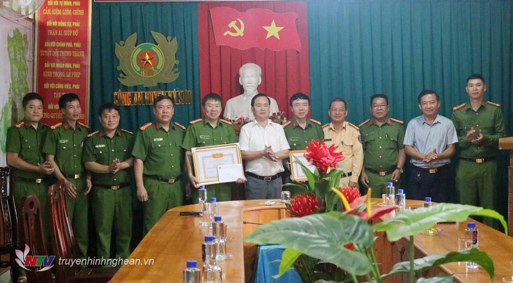 Đồng chí Nguyễn Hữu Minh, Phó bí thư, Chủ tịch UBND huyện Kỳ Sơn trao giấy khen cùng tiền thưởng cho tập thể Công an huyện Kỳ Sơn.