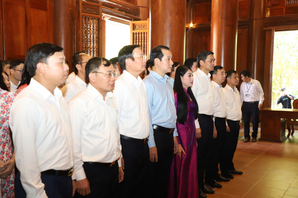 Đoàn đại biểu thành kính bày tỏ lòng biết ơn vô hạn với Chủ tịch Hồ Chí Minh. Ảnh: Báo Nghệ An