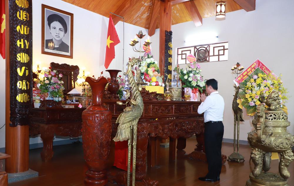 Bí thư Tỉnh ủy Nghệ An Thái Thanh Quý dâng hương tưởng niệm đồng chí Nguyễn Thị Minh Khai.