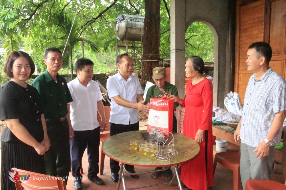 Lãnh đạo huyện Quỳ Hợp thăm, tặng quà CCB Đặng Thanh Hồng trú tại khối 16 thị trấn Quỳ Hợp là thương binh và đối tượng nhiễm chất độc hoá học.