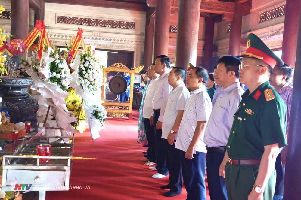Lãnh đạo huyện Tân Kỳ dâng hoa, thắp hương tưởng niệm tại khu di tích lịch sử Truông Bồn.j
