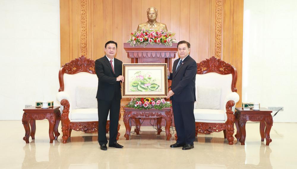 Bí thư Tỉnh ủy Nghệ An Thái Thanh Quý tặng quà lưu niệm đến Chủ tịch Quốc hội Lào. 