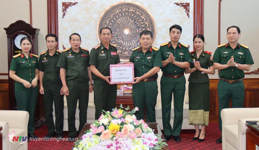 Bộ CHQS tỉnh Hủa Phăn - Lào chào xã giao Bộ CHQS tỉnh Nghệ An