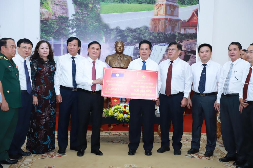 Bí thư Tỉnh ủy tỉnh Nghệ An Thái Thanh Quý trao quà đến tỉnh Bô Ly Khăm Xay 500 triệu đồng mua sắm trang thiết bị văn phòng.
