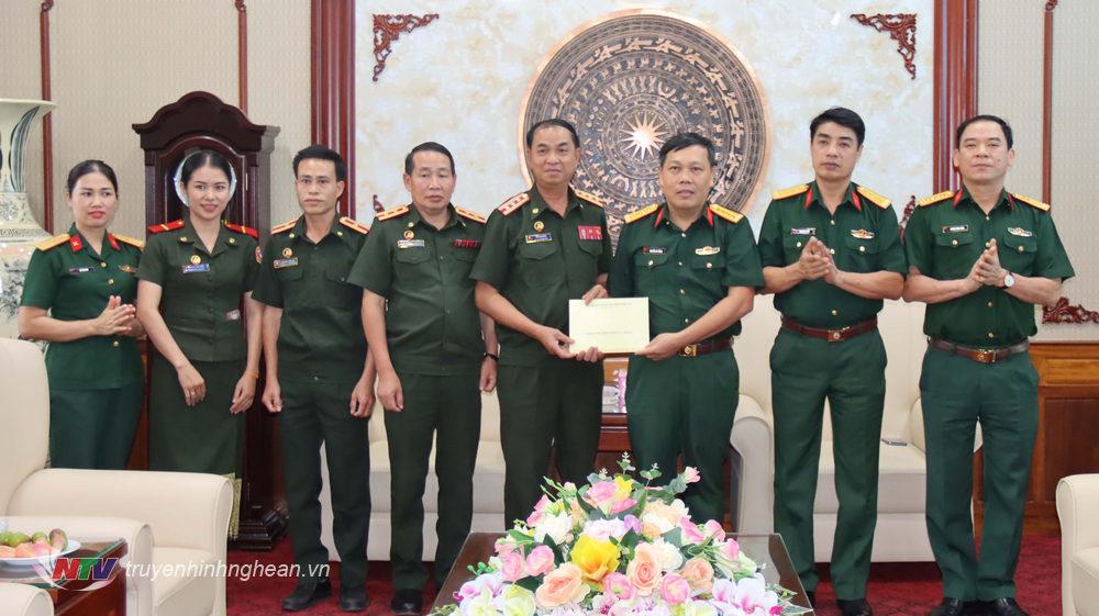 Đại tá Nguyễn Kỳ Hồng, Chính ủy Bộ Chỉ huy Quân sự tỉnh Nghệ An tặng quà chúc mừng đồng chí Đại tá Phăn Sỉ - Xòn My Xay cùng đoàn công tác