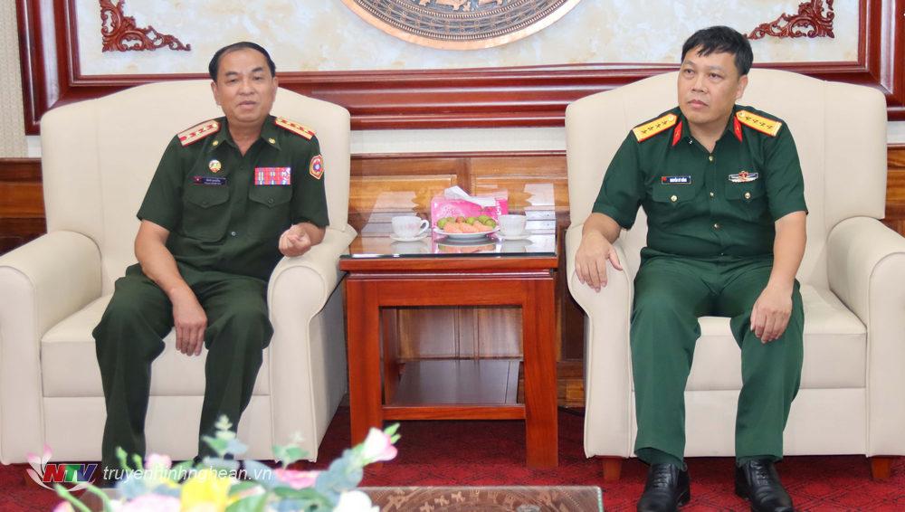 Đại tá Nguyễn Kỳ Hồng, Chính ủy Bộ Chỉ huy Quân sự tỉnh Nghệ An thông báo tình hình phát triển kinh tế - xã hội, quốc phòng – an ninh trên địa bàn tỉnh Nghệ An trong 6 tháng đầu năm 2023