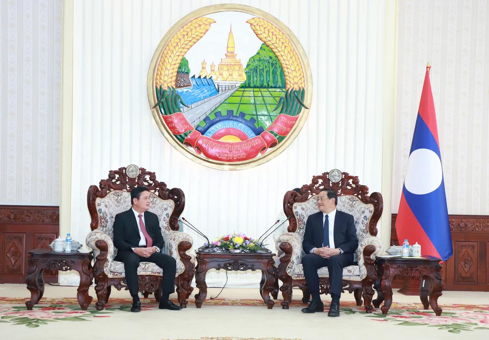 Thủ tướng Chính phủ CHDCND Lào và Bí thư Tỉnh ủy Nghệ An trao đổi tại cuộc gặp. 