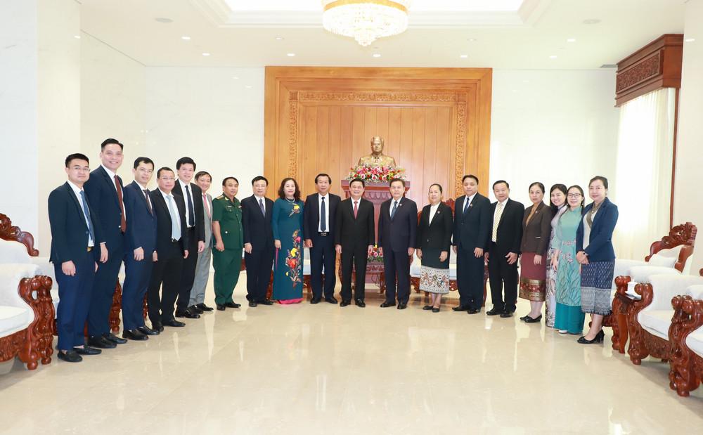 Chủ tịch Quốc hội Say-sổm-phon Phôm-vi-hản chụp ảnh lưu niệm cùng đoàn đại biểu cấp cao tỉnh Nghệ An tại Nhà Quốc hội Lào. 