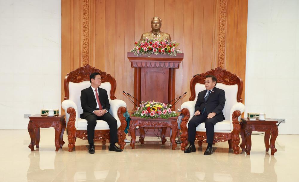 Chủ tịch Quốc hội nước CHDCND Lào trao đổi cùng Bí thư Tỉnh ủy Nghệ An. 