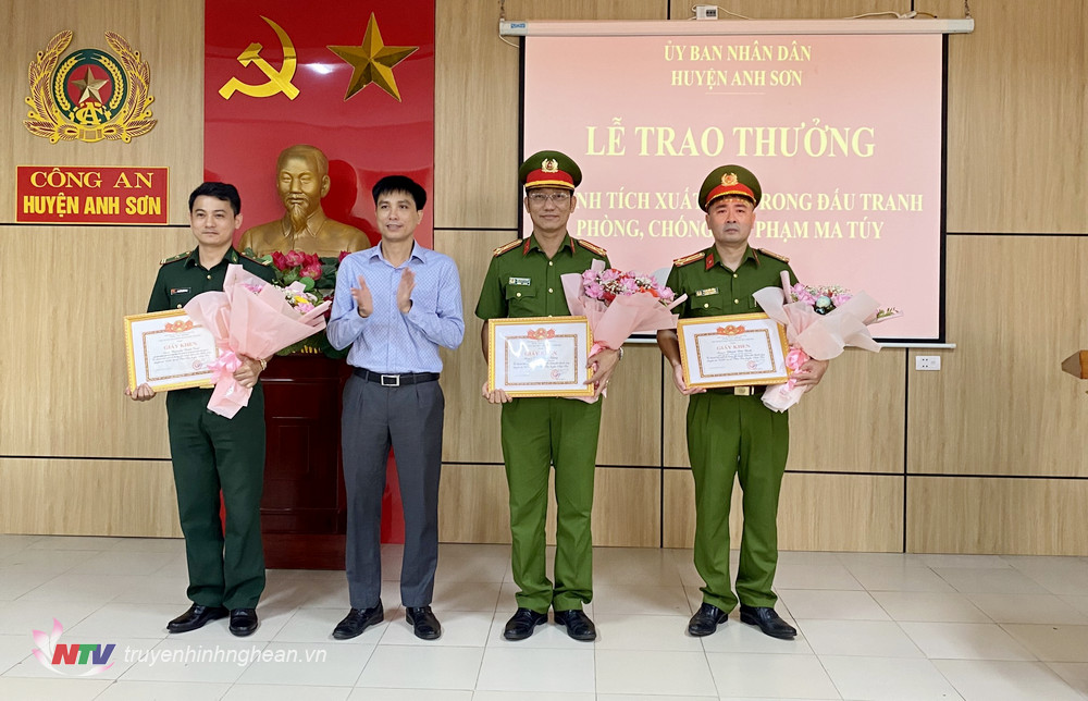 Đồng chí Hoàng Quyền, Phó Bí thư Huyện ủy, Chủ tịch UBND huyện Anh Sơn trao thưởng cho các tập thể và cá nhân có thành tích xuất sắc trong đấu tranh PCTPMT